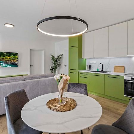2 Bedroom Apt Steps To Nivy Station Братислава Экстерьер фото