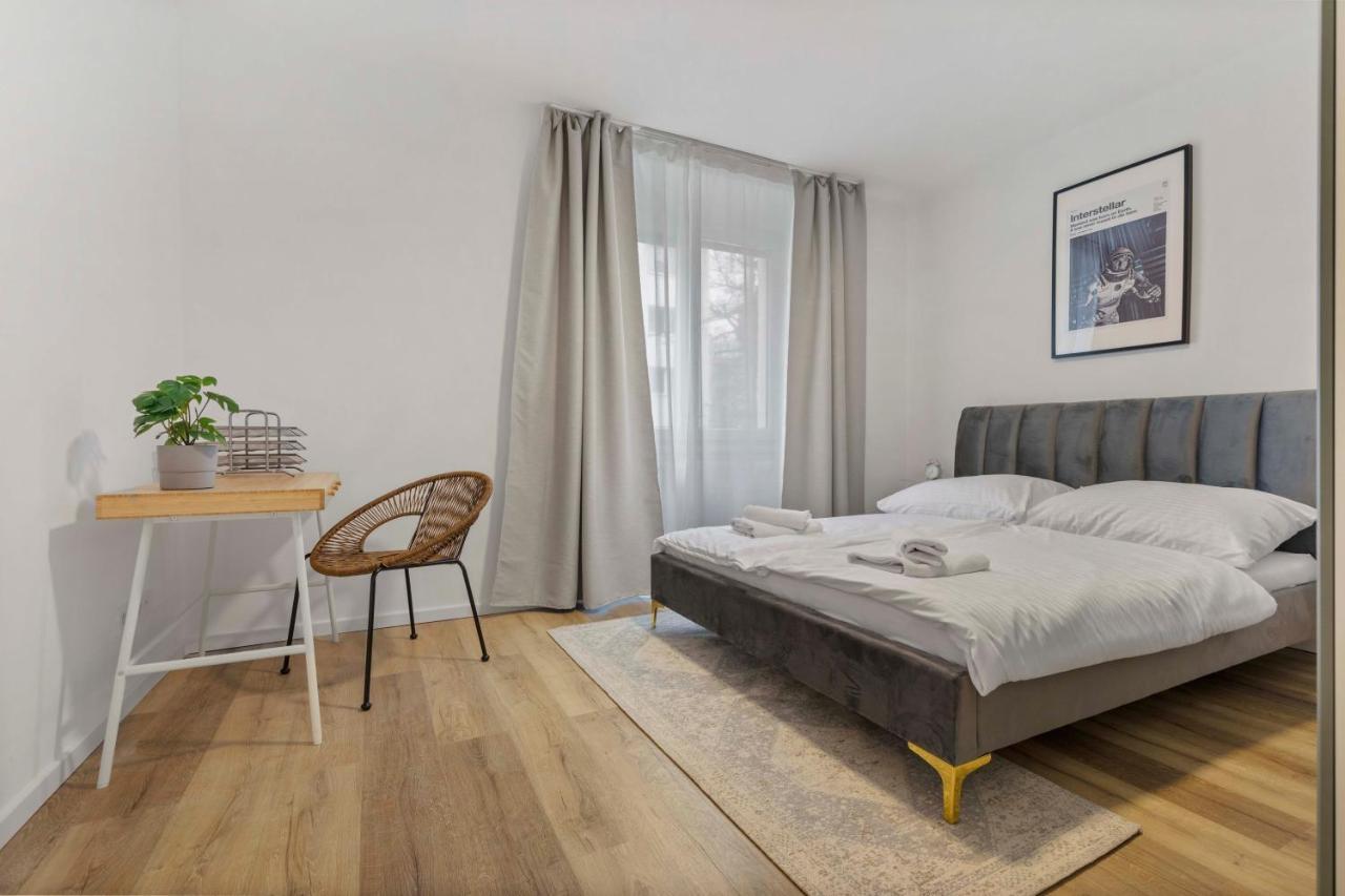 2 Bedroom Apt Steps To Nivy Station Братислава Экстерьер фото