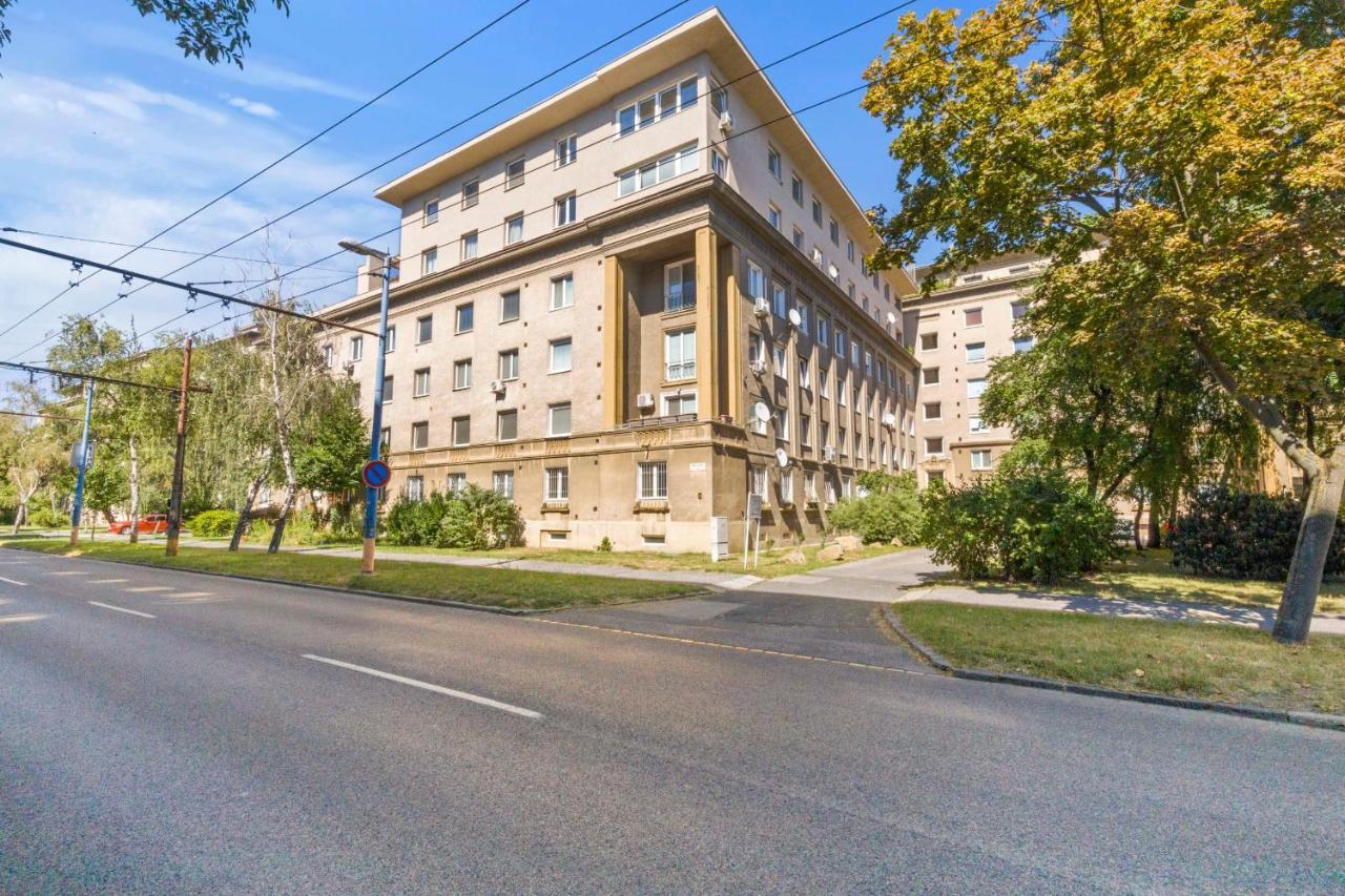 2 Bedroom Apt Steps To Nivy Station Братислава Экстерьер фото